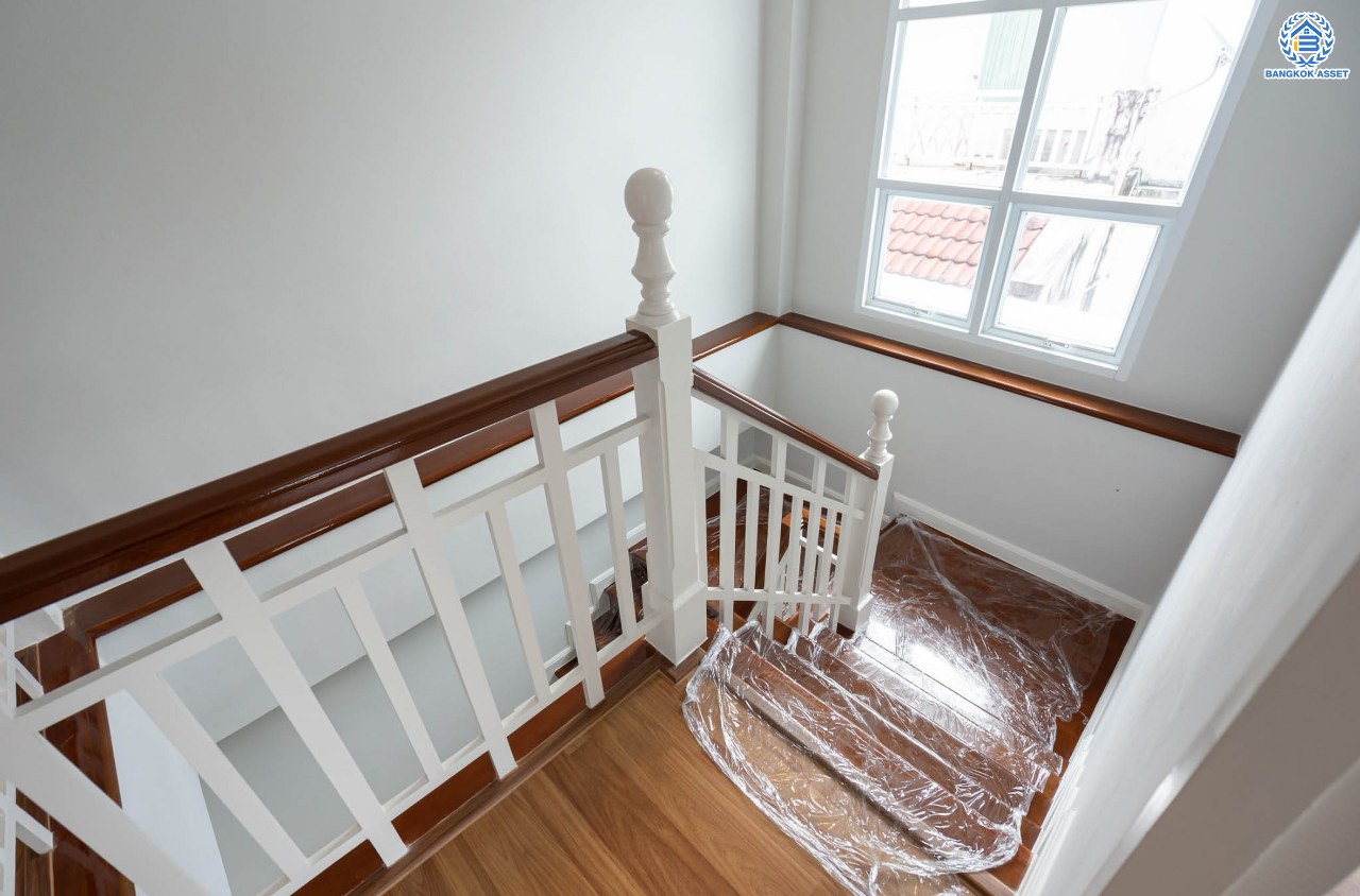 บ้านมือสองตกแต่งใหม่ ม.มณีรินทร์พาร์ค รัตนาธิเบศร์-ท่าอิฐ แบรนด์ Property Perfect เนื้อที่ 66.2 ตร.ว. ฟังก์ชัน 3 ห้องนอน 4 ห้องน้ำ 1 ห้องอเนกประสงค์ จอดรถได้ 2 คัน บนทำเลศักยภาพ เชื่อมต่อทั้ง ถนนรัตนาธิเบศร์ และถนนราชพฤกษ์ ใจกลาง 2 เซ็นทรัลฯ ใกล้ทางด่วนงามวงศ์วาน และรถไฟฟ้า "สถานีบางรักน้อยท่าอิฐ"